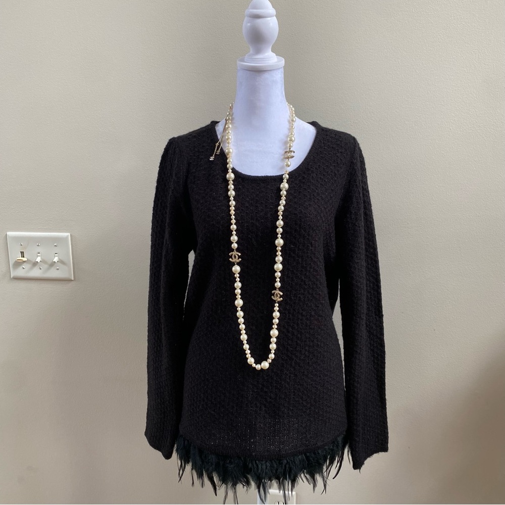 Neiman Marcus Black Knit Long Sleeve Knit Lightweight Sweater with Feather Trim